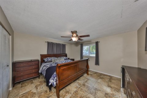 House in Seminole, Florida 4 bedrooms, 187.38 sq.m. № 1533624 - photo 17