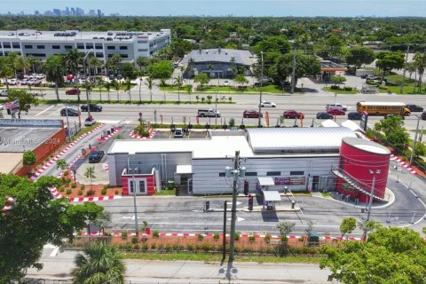 Propiedad comercial en venta en Fort Lauderdale, Florida № 1870045 - foto 9