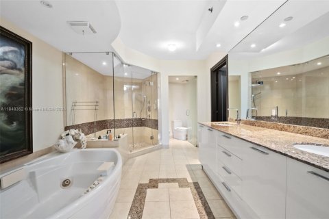 Condominio en venta en Sunny Isles Beach, Florida, 3 dormitorios, 198.44 m2 № 1849337 - foto 17