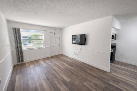Condo in Hallandale Beach, Florida, 1 bedroom  № 1996533 - photo 5