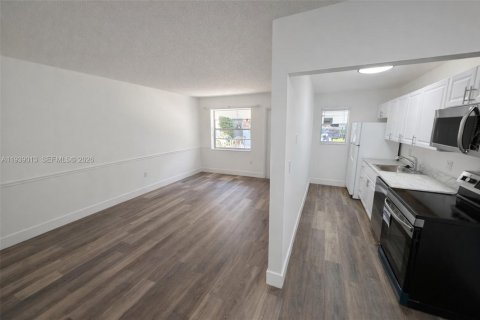 Condo in Hallandale Beach, Florida, 1 bedroom  № 1996533 - photo 3
