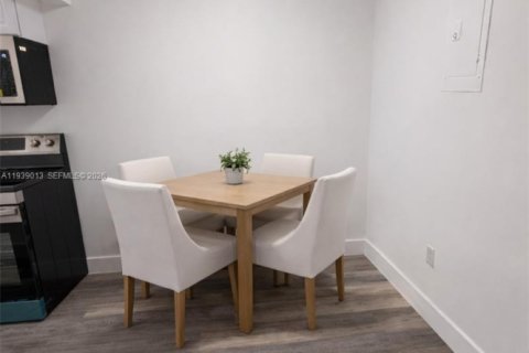 Condo in Hallandale Beach, Florida, 1 bedroom  № 1996533 - photo 9