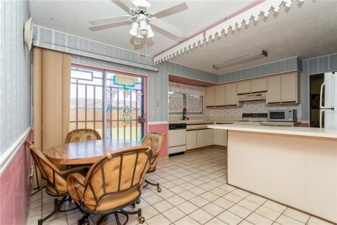 House in Tampa, Florida 4 bedrooms, 183.67 sq.m. № 1743218 - photo 6