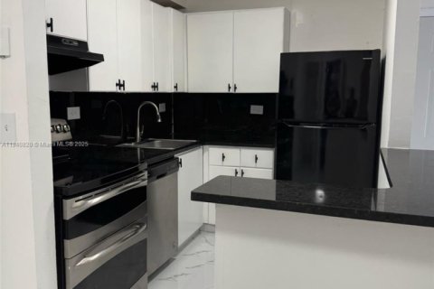 Condominio en venta en Hialeah, Florida, 2 dormitorios, 78.41 m2 № 1857162 - foto 1