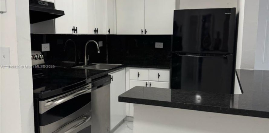 Condominio en Hialeah, Florida, 2 dormitorios  № 1857162