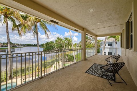 House in Weston, Florida 5 bedrooms, 498.42 sq.m. № 2046627 - photo 27