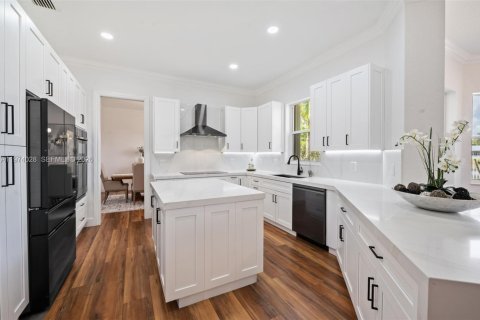 House in Weston, Florida 5 bedrooms, 498.42 sq.m. № 2046627 - photo 21