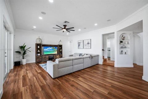 House in Weston, Florida 5 bedrooms, 498.42 sq.m. № 2046627 - photo 16