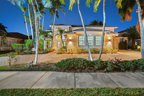 House in Weston, Florida 5 bedrooms, 498.42 sq.m. № 2046627 - photo 4