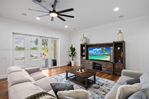 House in Weston, Florida 5 bedrooms, 498.42 sq.m. № 2046627 - photo 14