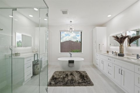 House in Weston, Florida 5 bedrooms, 498.42 sq.m. № 2046627 - photo 28