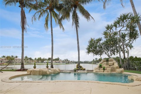 House in Weston, Florida 5 bedrooms, 498.42 sq.m. № 2046627 - photo 7