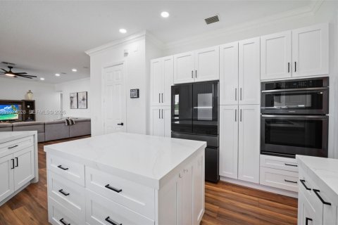 House in Weston, Florida 5 bedrooms, 498.42 sq.m. № 2046627 - photo 20