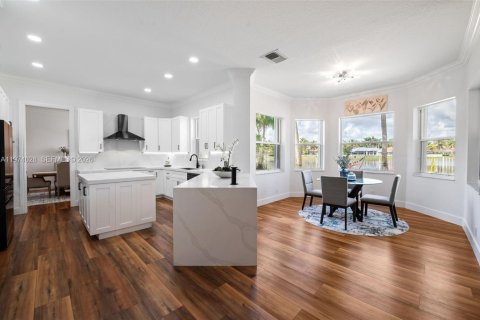 House in Weston, Florida 5 bedrooms, 498.42 sq.m. № 2046627 - photo 17