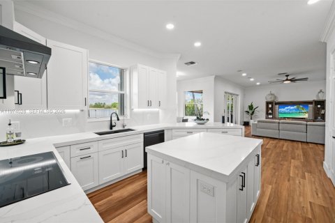 House in Weston, Florida 5 bedrooms, 498.42 sq.m. № 2046627 - photo 19