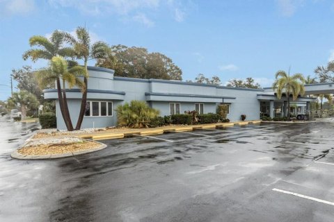 Commercial property in Pinellas Park, Florida 695.84 sq.m. № 2206196