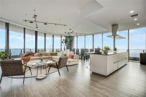 Condo in Miami, Florida, 3 bedrooms  № 1821840 - photo 2