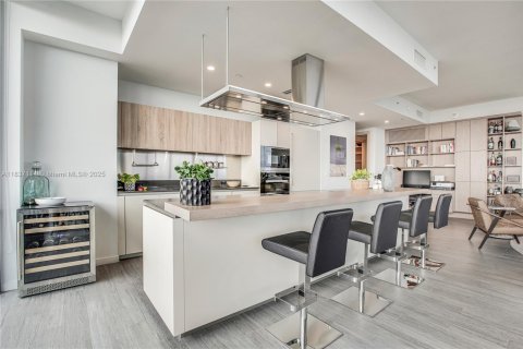Condo in Miami, Florida, 3 bedrooms  № 1821840 - photo 1