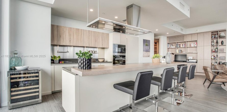 Condominio en Miami, Florida, 3 dormitorios № 1821840