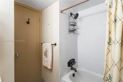 Condo in Hollywood, Florida, 2 bedrooms  № 2080092 - photo 9
