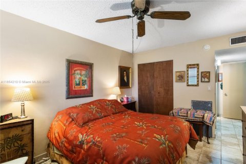 Condo in Hollywood, Florida, 2 bedrooms  № 2080092 - photo 16