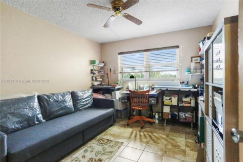 Condo in Hollywood, Florida, 2 bedrooms  № 2080092 - photo 11