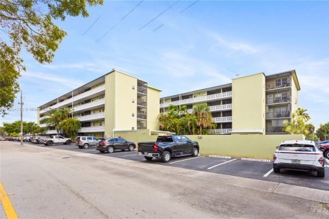 Condo in Hollywood, Florida, 2 bedrooms  № 2080092 - photo 21