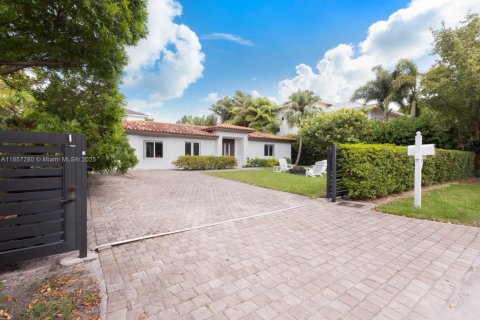 House in Key Biscayne, Florida 5 bedrooms, 225.66 sq.m. № 1980916 - photo 1