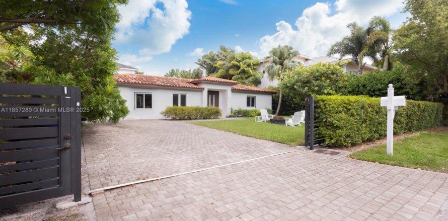 House in Key Biscayne, Florida 5 bedrooms, 225.66 sq.m. № 1980916