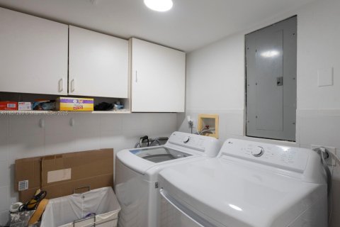 House in Key Biscayne, Florida 5 bedrooms, 225.66 sq.m. № 1980916 - photo 26