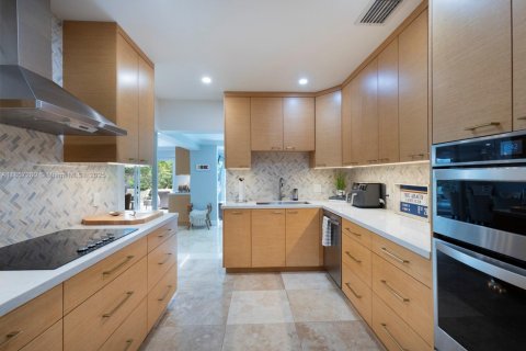 House in Key Biscayne, Florida 5 bedrooms, 225.66 sq.m. № 1980916 - photo 11