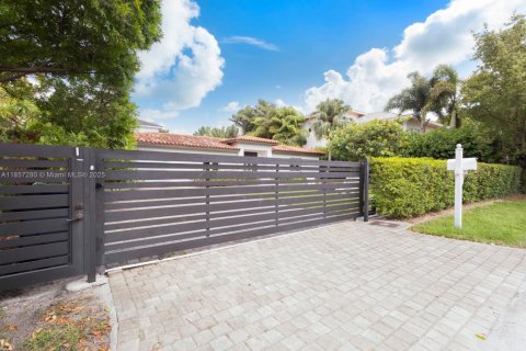 House in Key Biscayne, Florida 5 bedrooms, 225.66 sq.m. № 1980916 - photo 2