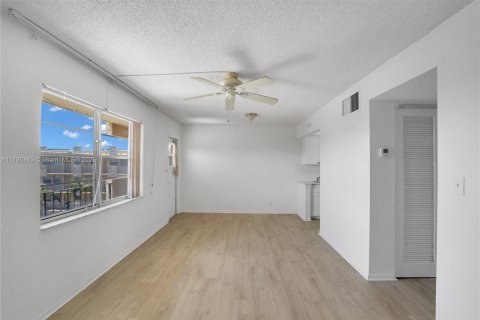 Купить кондоминиум в Холливуд, Флорида 2 спальни, 60.39м2, № 1958290 - фото 14