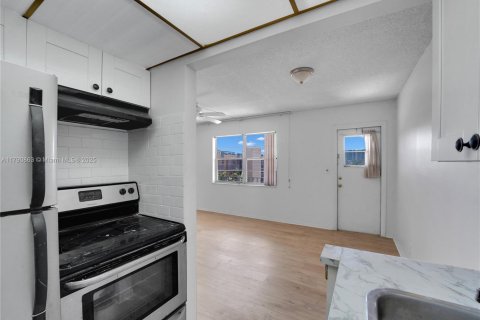 Купить кондоминиум в Холливуд, Флорида 2 спальни, 60.39м2, № 1958290 - фото 3