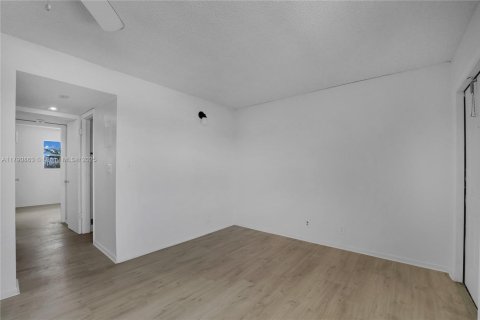 Купить кондоминиум в Холливуд, Флорида 2 спальни, 60.39м2, № 1958290 - фото 12