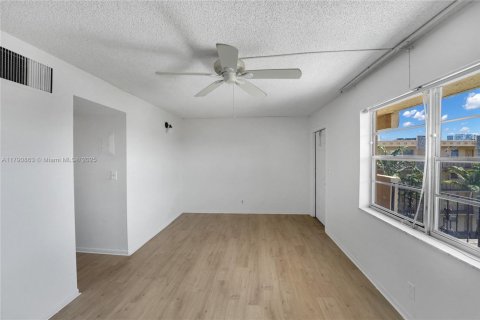 Купить кондоминиум в Холливуд, Флорида 2 спальни, 60.39м2, № 1958290 - фото 11