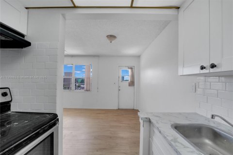 Купить кондоминиум в Холливуд, Флорида 2 спальни, 60.39м2, № 1958290 - фото 2