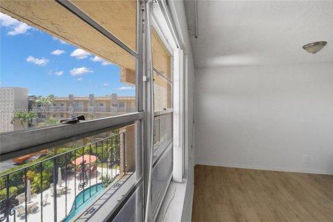 Купить кондоминиум в Холливуд, Флорида 2 спальни, 60.39м2, № 1958290 - фото 30