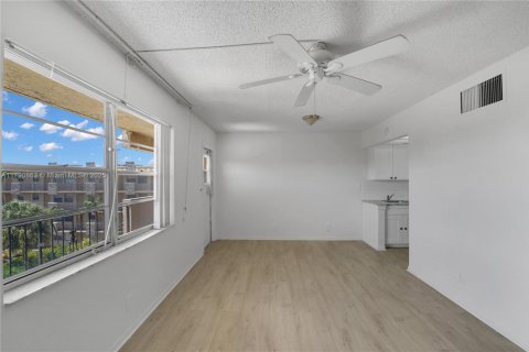 Купить кондоминиум в Холливуд, Флорида 2 спальни, 60.39м2, № 1958290 - фото 9