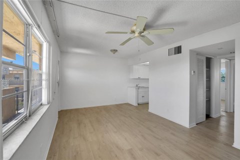 Купить кондоминиум в Холливуд, Флорида 2 спальни, 60.39м2, № 1958290 - фото 15