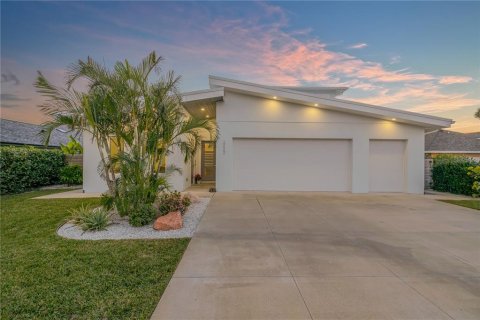 House in New Smyrna Beach, Florida 4 bedrooms, 283.17 sq.m. № 1564747 - photo 17