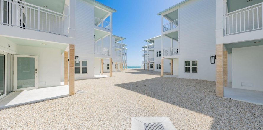 Townhouse in Islamorada, Village of Islands, Florida 3 bedrooms, 156.08 sq.m. № 1009393