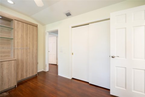 House in Miami, Florida 4 bedrooms, 305.65 sq.m. № 1741365 - photo 24