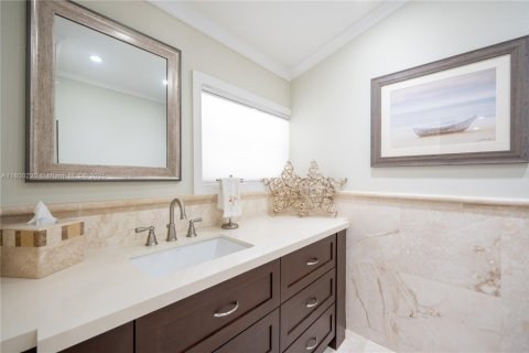 House in Miami, Florida 4 bedrooms, 305.65 sq.m. № 1741365 - photo 16