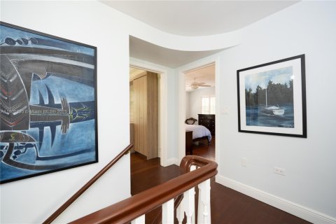 House in Miami, Florida 4 bedrooms, 305.65 sq.m. № 1741365 - photo 19