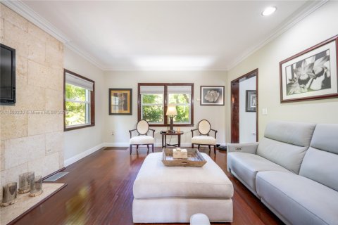 House in Miami, Florida 4 bedrooms, 305.65 sq.m. № 1741365 - photo 2