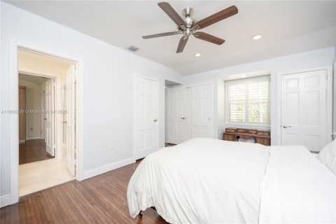 House in Miami, Florida 4 bedrooms, 305.65 sq.m. № 1741365 - photo 20