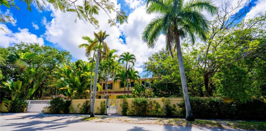 House in Miami, Florida 4 bedrooms, 305.65 sq.m. № 1741365