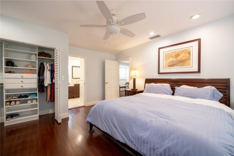 House in Miami, Florida 4 bedrooms, 305.65 sq.m. № 1741365 - photo 14