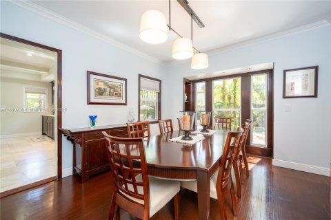 House in Miami, Florida 4 bedrooms, 305.65 sq.m. № 1741365 - photo 5